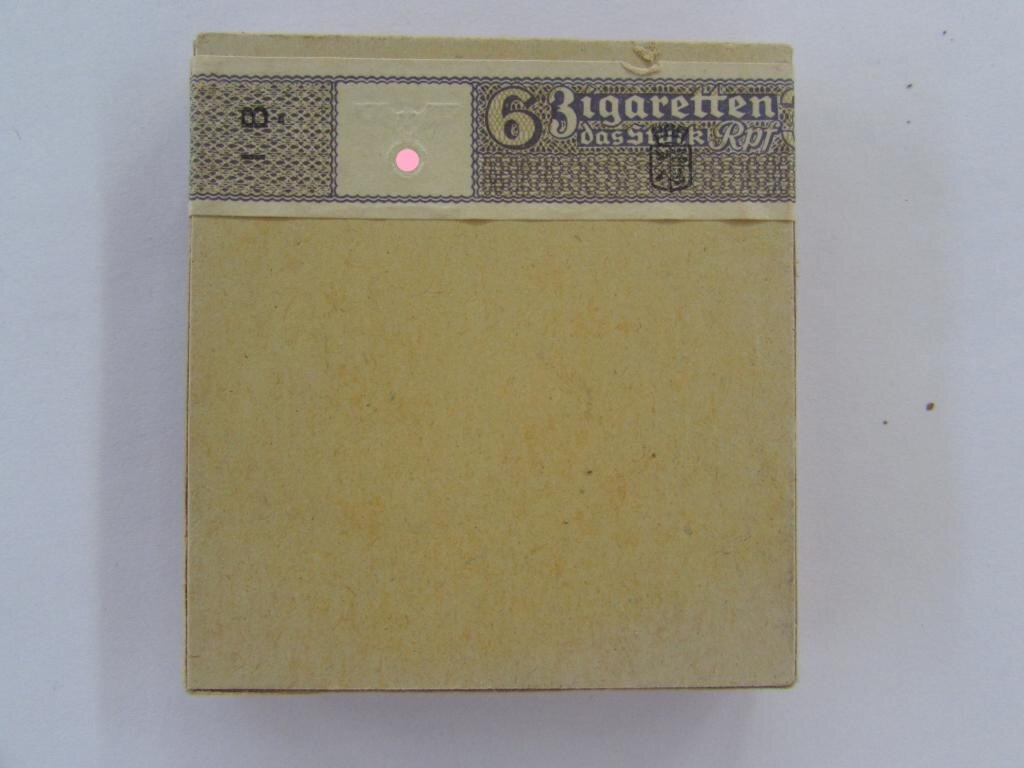 Свастика закрашена розовой точкой