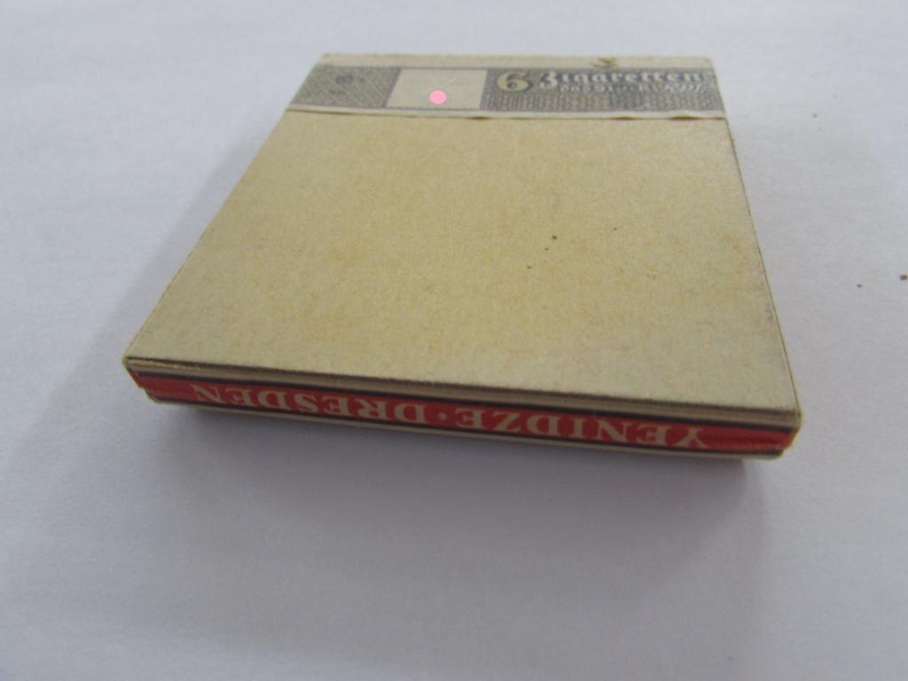 Свастика закрашена розовой точкой