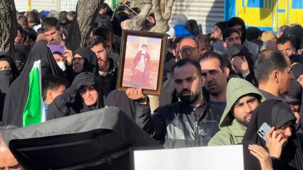    Участники митинга памяти погибшего верховного лидера Ирана аятоллы Али Хаменеи в Тегеране. Стоп-кадр с видео / РИА Новости