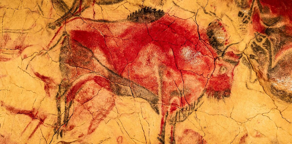 Пещера в Испании с полихромной каменной живописью эпохи верхнего палеолита. Находится на одноимённом лугу в 2 км от центра городка Сантильяна-дель-Мар в Кантабрии, Испания, в 30 км западнее Сантандера.