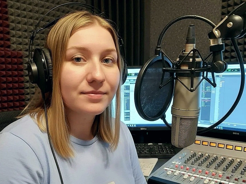 Это я — Ольга Малюгина. Автор канала с дипломом специалиста в сфере аудиовизуальных произведений и дубляжа. У меня есть озвученные проекты, но путь к профессии был тернист: я не вхожу в число топовых дикторов или штатных актёров дубляжа известных студий. К счастью, для меня это сейчас хобби и я не испытываю муки страданий по этому поводу. Раньше я немного делилась своими работами и часто слышала: «мол, ну да, голос, природа». Ребята, труд и ещё раз труд! Статья для тех, кто считает эту профессию простой или только начинает свой путь в озвучивании. 