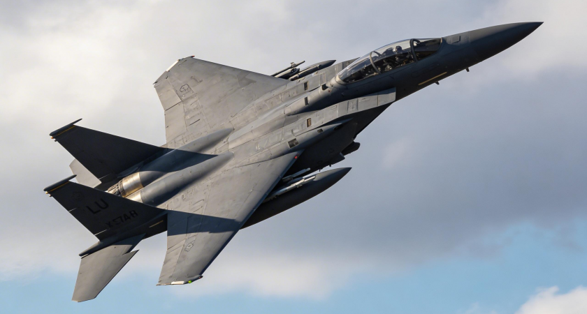    В воздушном пространстве Кувейта были сбиты три американских истребителя F-15.