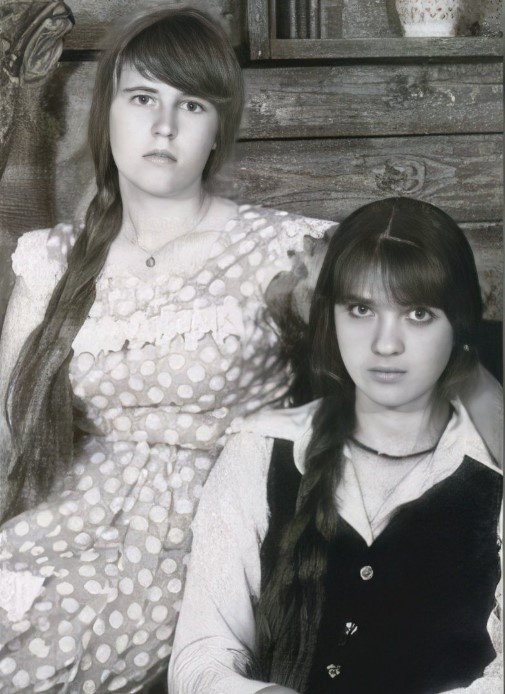 Ольга Дроздова в юности (на фото справа).