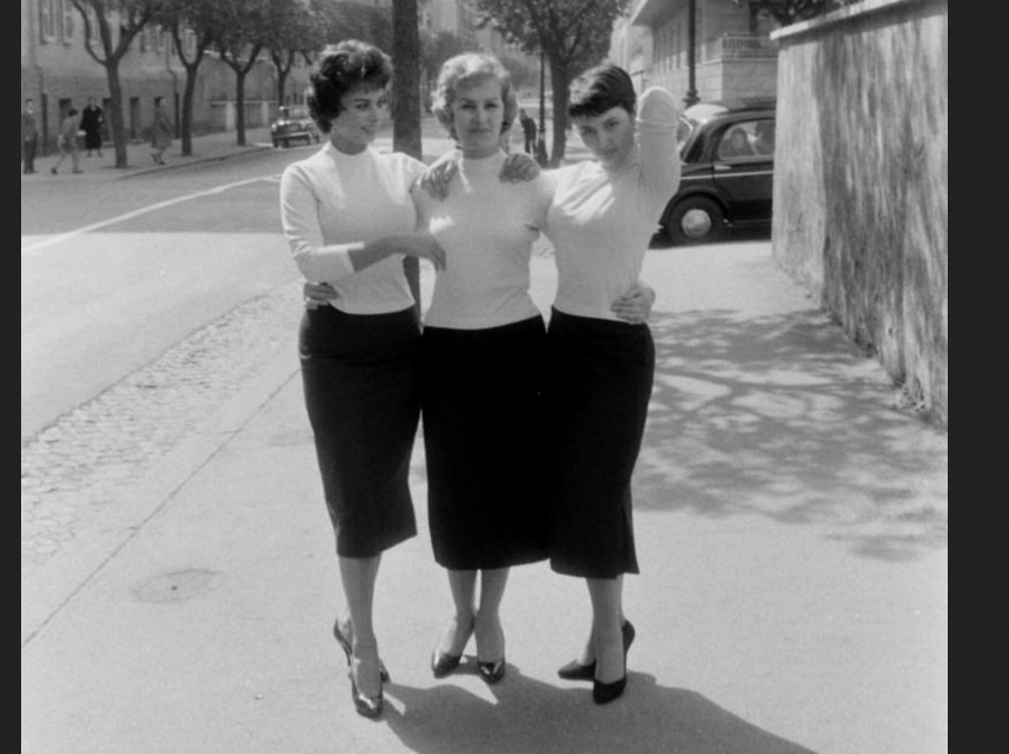 Софи Лорен с матерью и сестрой. Фото для журнала LIFE.