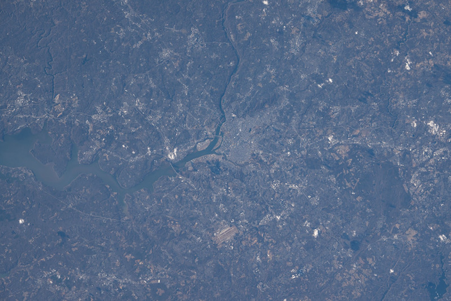 Река Потомак и город Вашингтон в США с борта МКС. Фото: nasa.blog.com