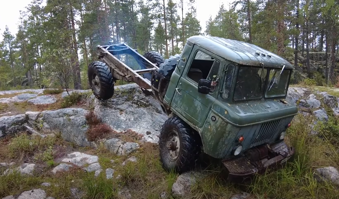 ГАЗ-66 преодолевает грязь и камни — визуально подтверждает, о чём речь