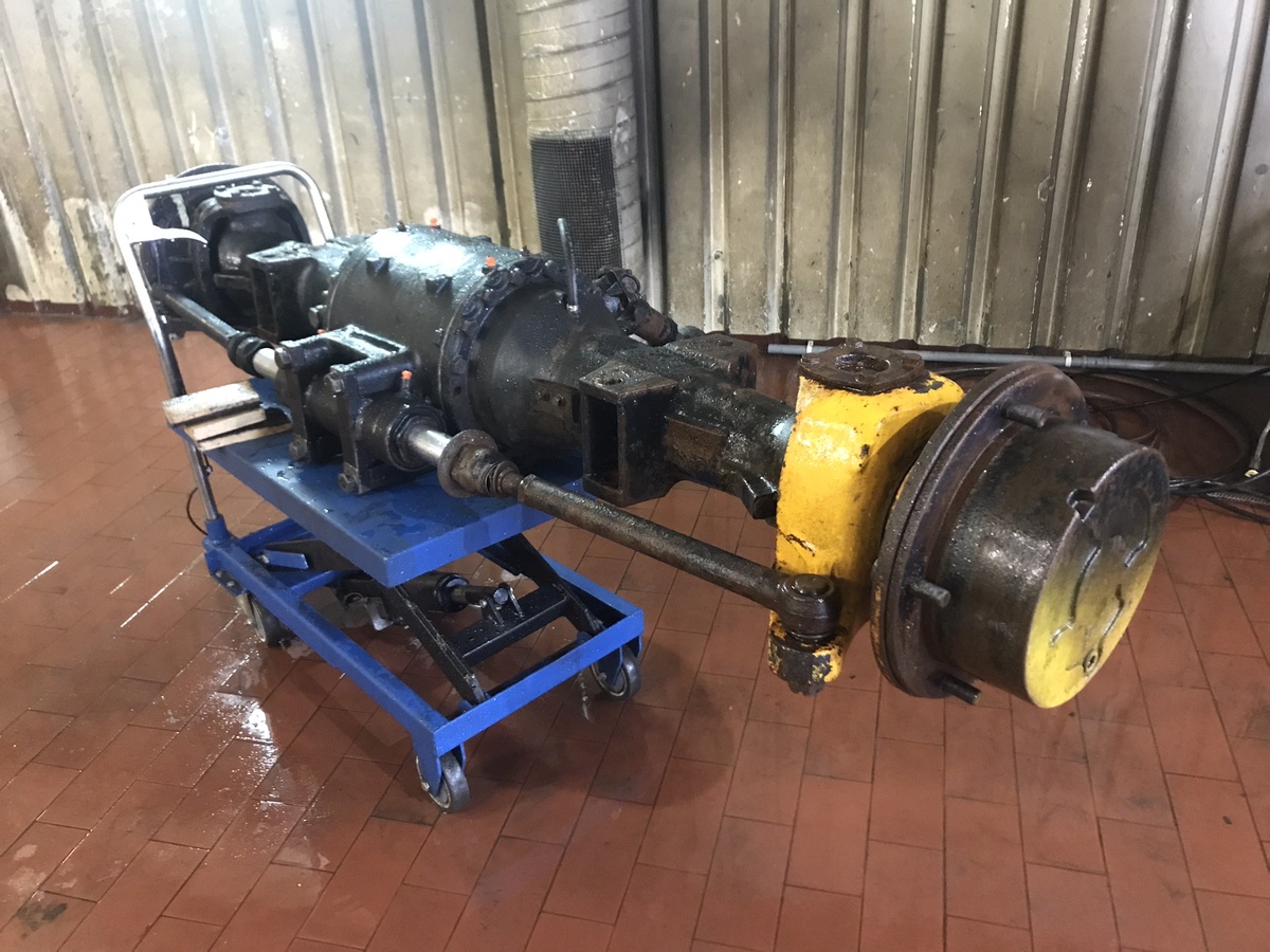 Задний мост экскаватора JCB отмыт от грязи и масла. Фото Тищенко Василий.