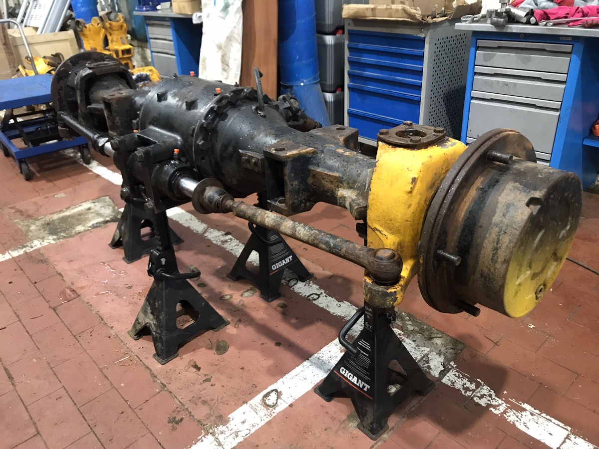 Задний мост установлен на опорах и ждет разборки. Фото Тищенко Василий.