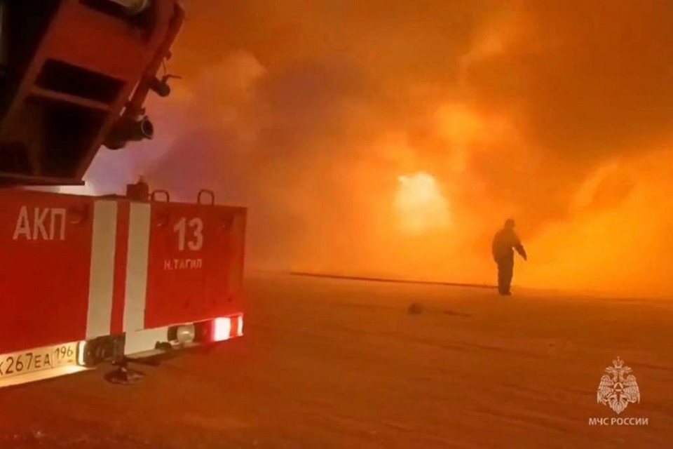    Пожарные продолжают бороться со стихией. Фото: скриншот из видео, опубликованного ГУ МЧС по Свердловской области