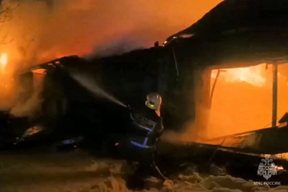    Огонь охватил пространство в 450 квадратных метров. Фото: скриншот из видео, опубликованного ГУ МЧС по Свердловской области