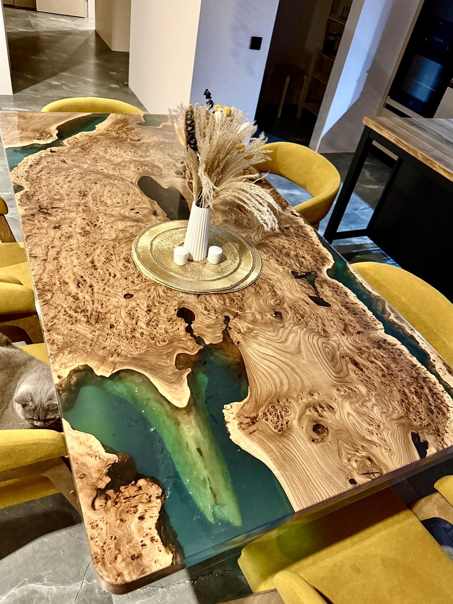 Стол из красивого капового карагача с эпоксидной смолой