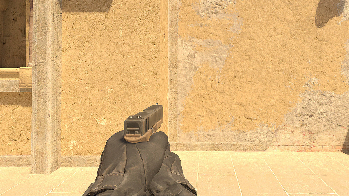     Спустя 2,5 года после выхода CS2 имеет переключение на левую руку, автоматический Jump-throw и пользовательские серверы. В первые полгода в игре не было ничего из перечисленного