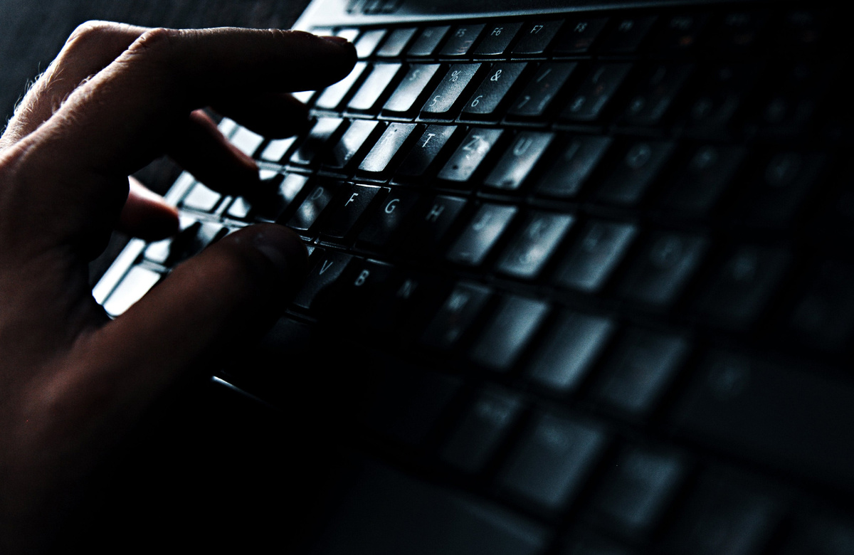    Интернет компьютер хакер программа клавиатура руки GLP