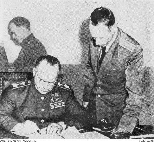 Изображение маршала Георгия Жукова за подписью документа