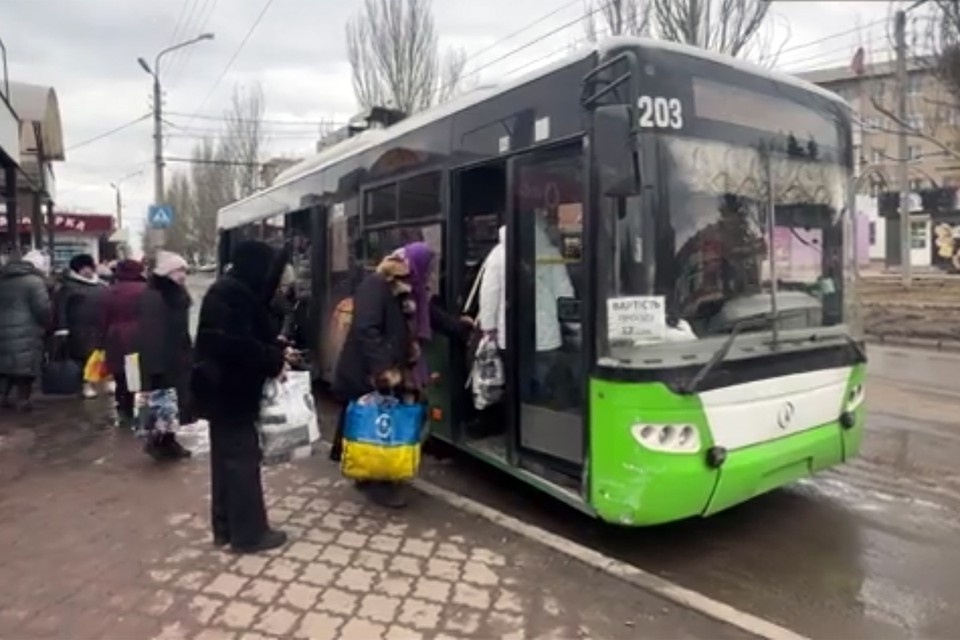    Пока над улицами ещё звенят провода и идёт троллейбус, у города сохраняется видимость привычного порядка