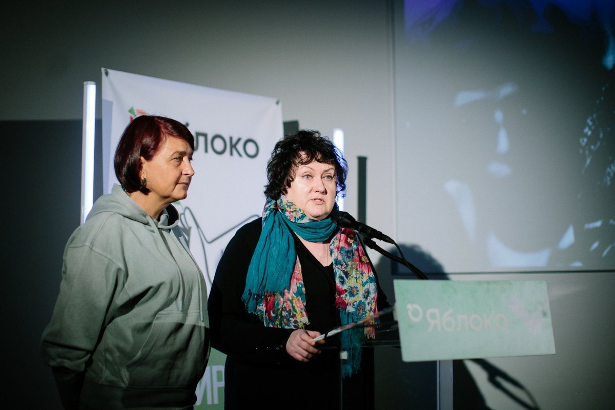 Юлия Маврина (слева) и Надежда Ажгихина (у микрофона). Фото: пресс-служба партии
