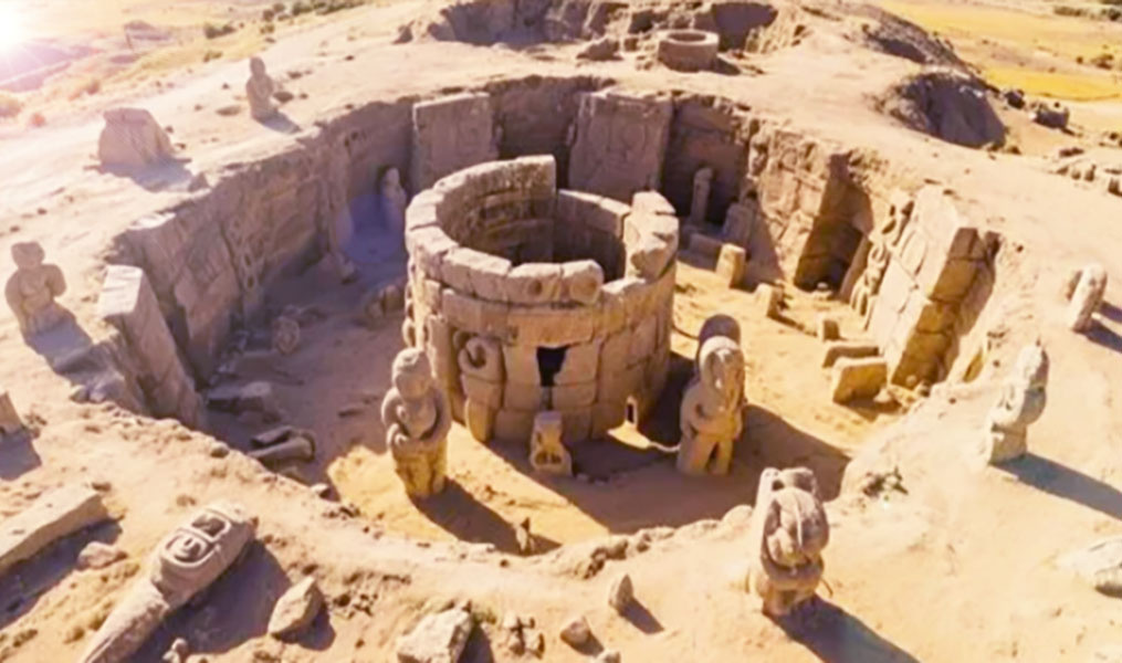 В 1994 году на юго-востоке Турции, среди выжженных солнцем холмов, немецкий археолог Клаус Шмидт обнаружил храмовый комплекс Гёбекли-Тепе, которому 12 тысяч лет.