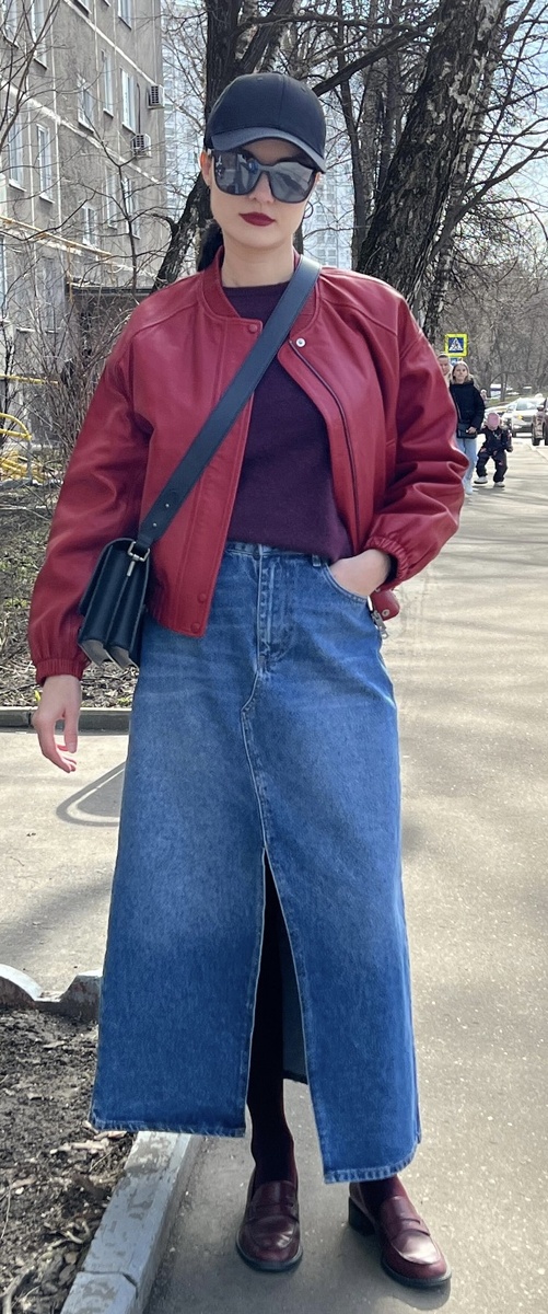 На минуточку- у меня здесь кашемировый джемпер, кожаный бомбер, самая модная юбка того сезона и колготки+обувь в цвет джемпера. Но эффект получился так себе :)