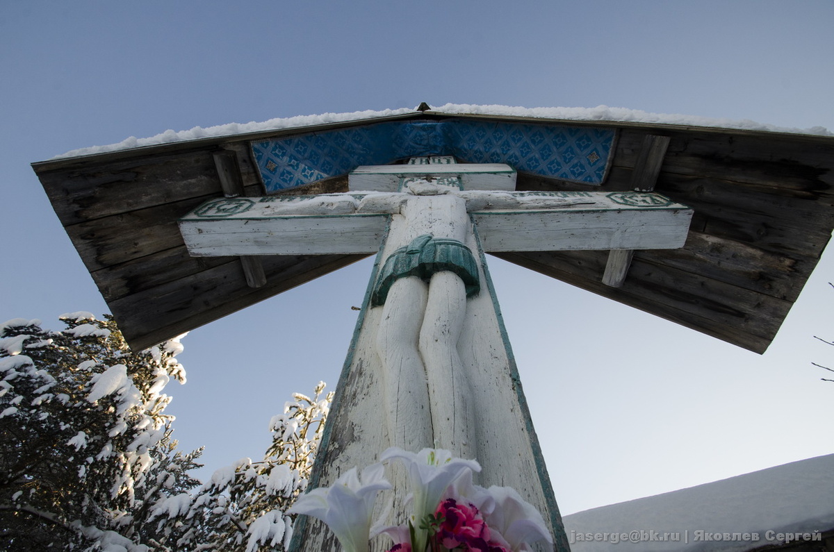 Мезенский крест на берегу р. Мезени с современными дарами: детской соской