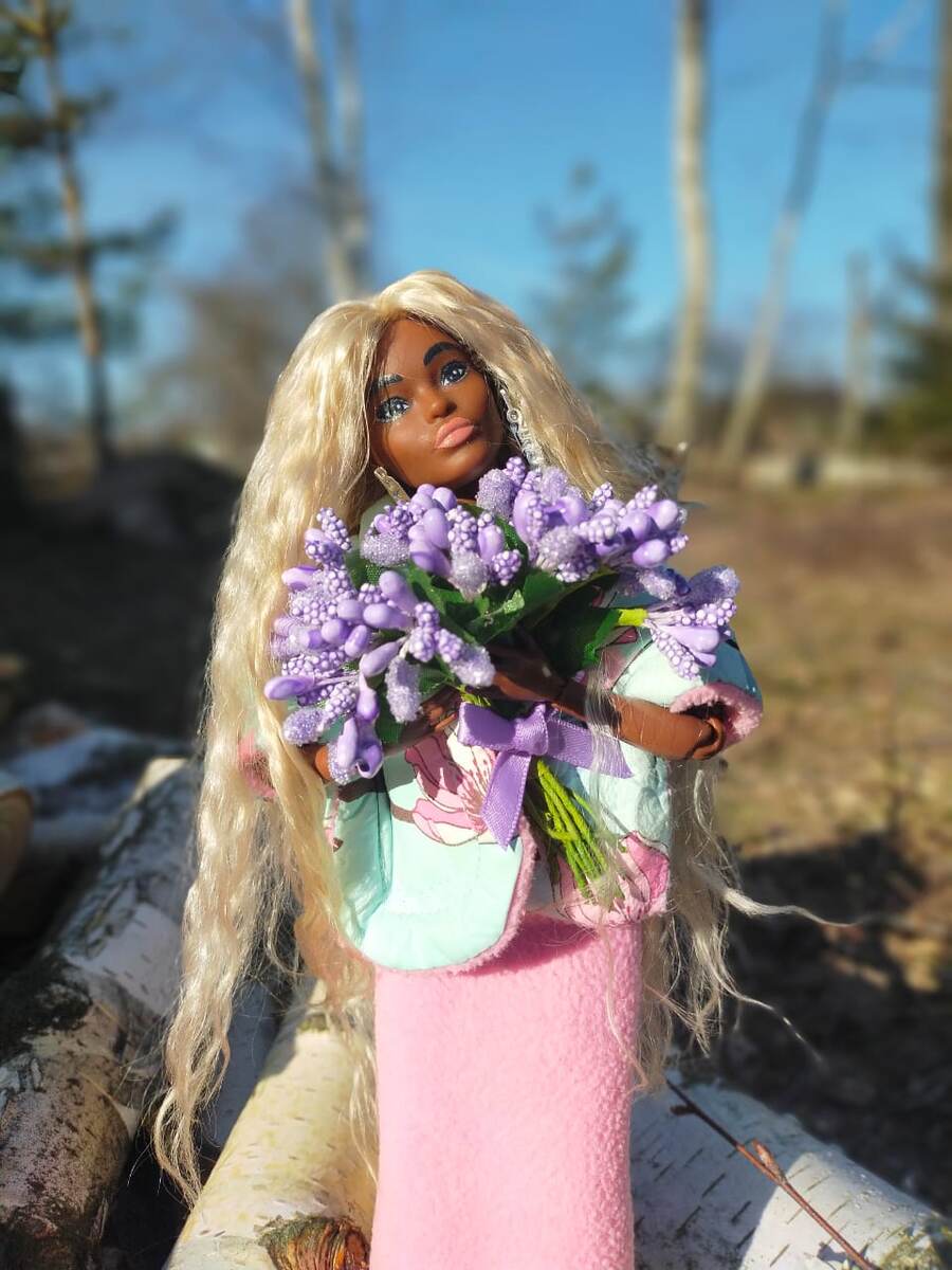 Кло встречает весну, и она рада яркому весеннему солнцу.  Фото автора 