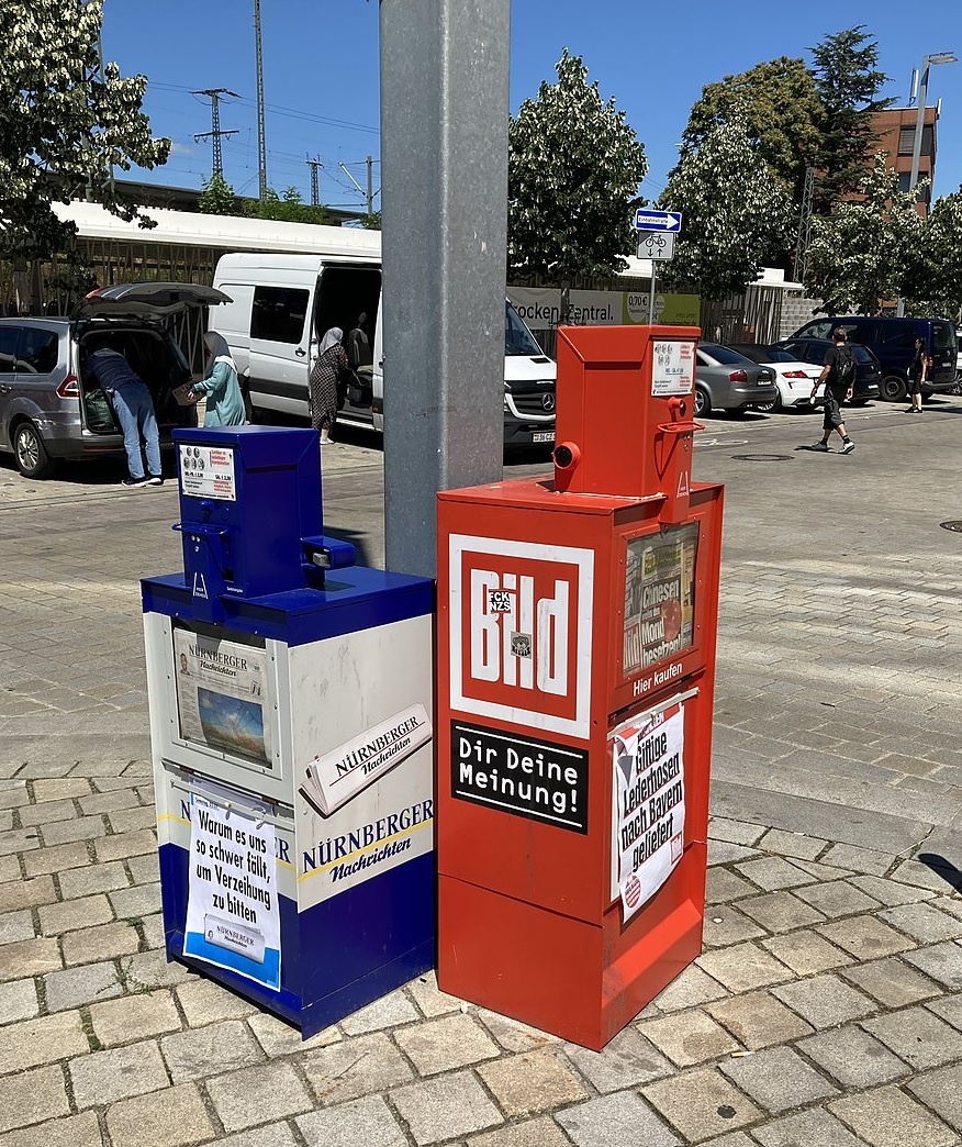 Уличные автоматы по продаже газет, в т.ч. "Бильд" 