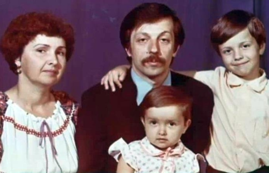 Андрей Губин в детстве с сестрой и родителями