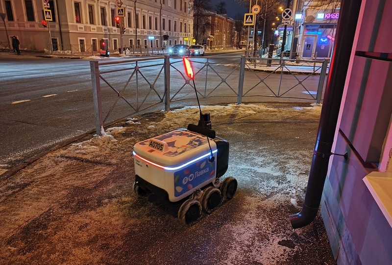 Роботы-доставщики (роверы Яндекса) работают на улицах Казани