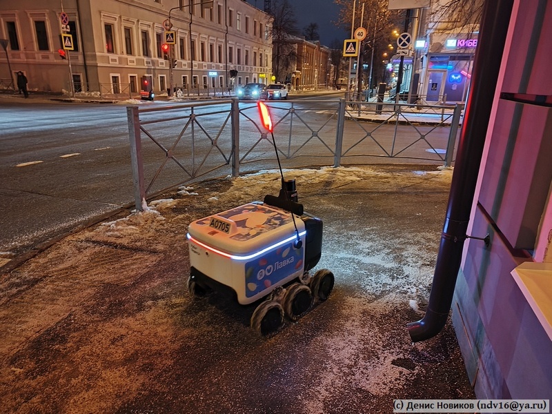 Небольшая заснеженность не является помехой для шестиколёсного ровера. Интересно, какой у него привод - неужели 6x6? 