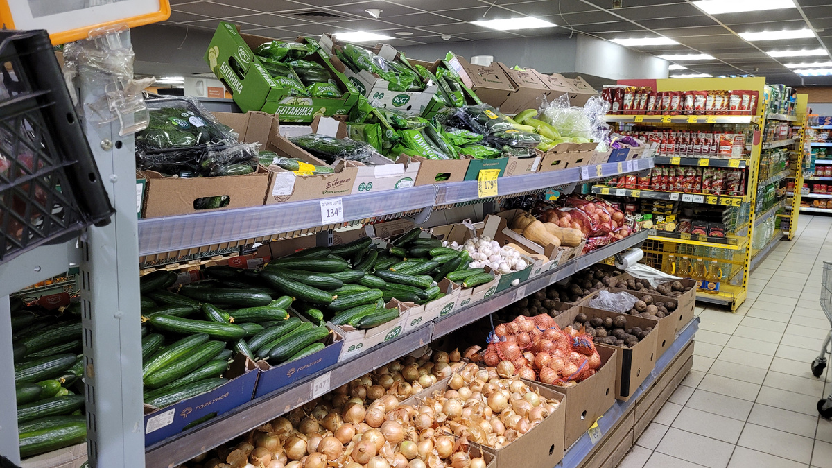 Овощи в магазине.