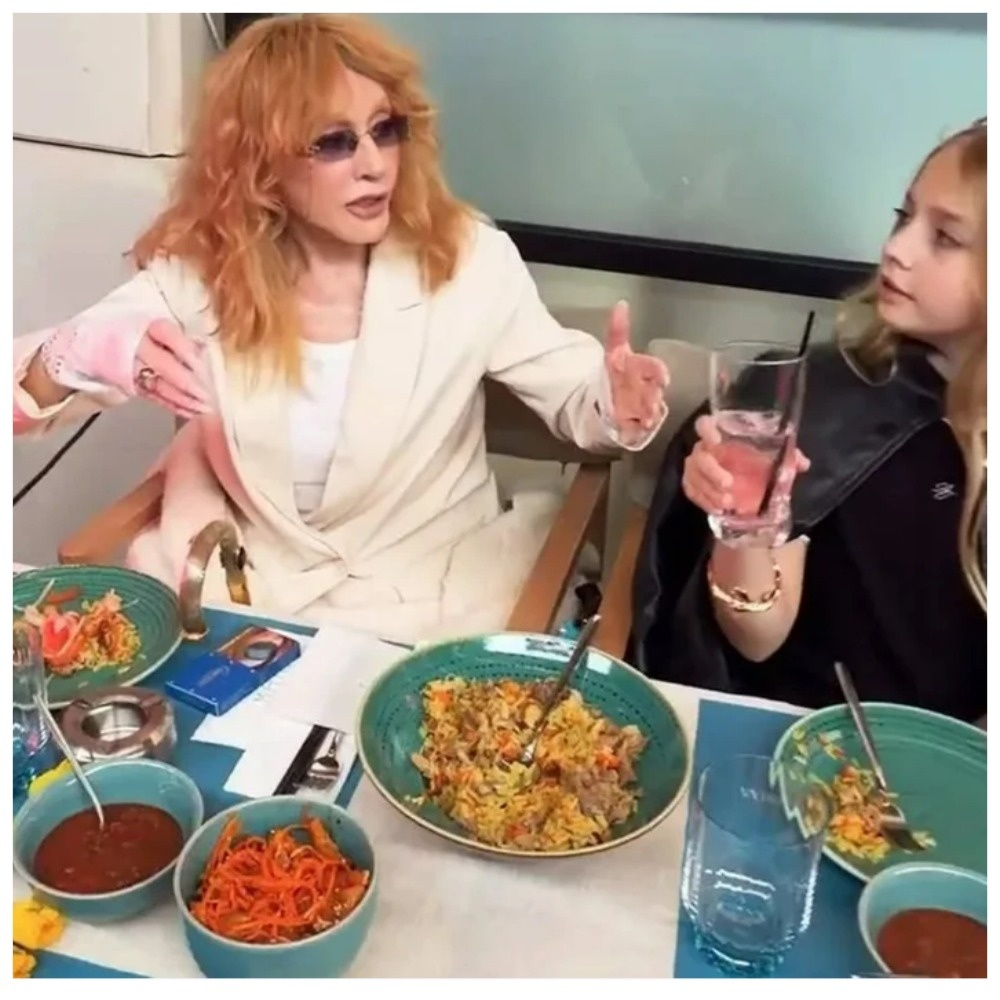 Алла Пугачева и ее дети за столом празднуют весну