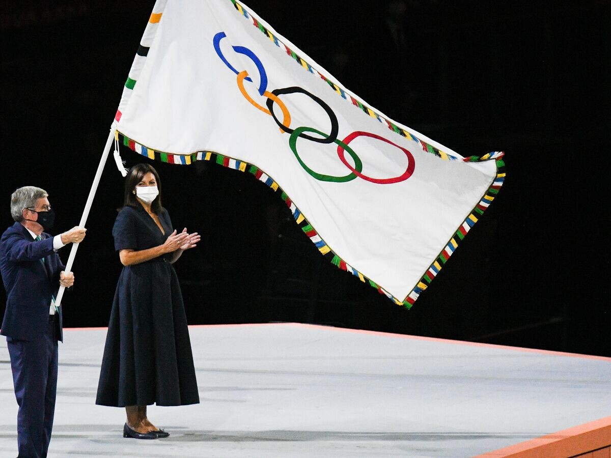    Президент Международного олимпийского комитета (МОК) Томас Бах и мэр Парижа Анн Идальго на торжественной церемонии закрытия XXXII летних Олимпийских игр в Токио на Национальном олимпийском стадионе | © РИА Новости / Рамиль Ситдиков
