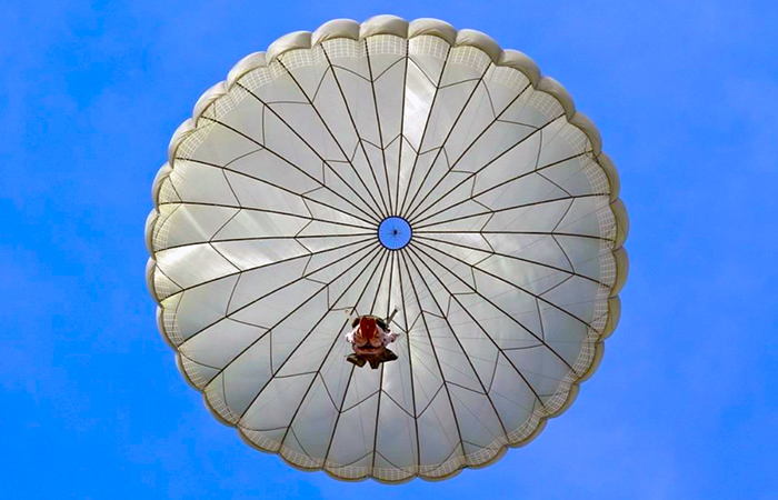 Зачем в круглых парашютах посредине делают дыру