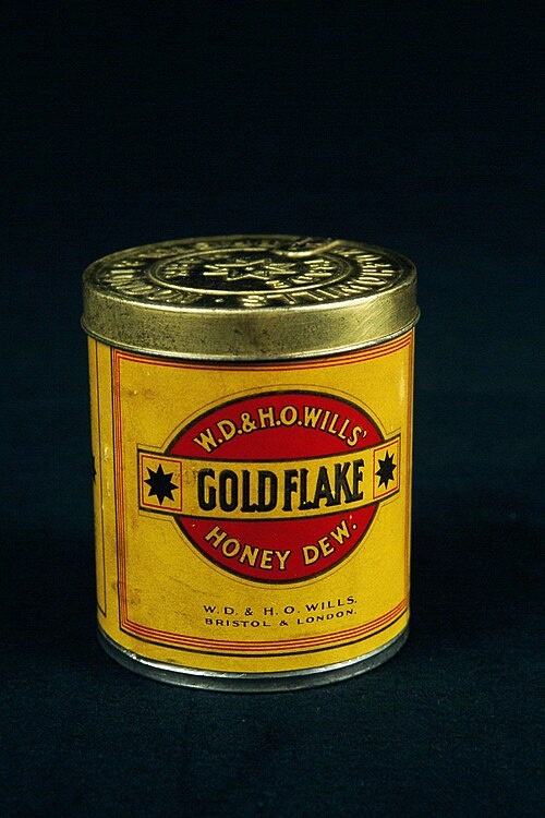 By Opdrachtgever: W.D. & H.O. Wills - https://museumrotterdam.nl/collectie/item/72860, CC BY-SA 3.0, https://commons.wikimedia.org/w/index.php?curid=88857455. Конкретно эти из 1950-х годов, в жестяной банке.