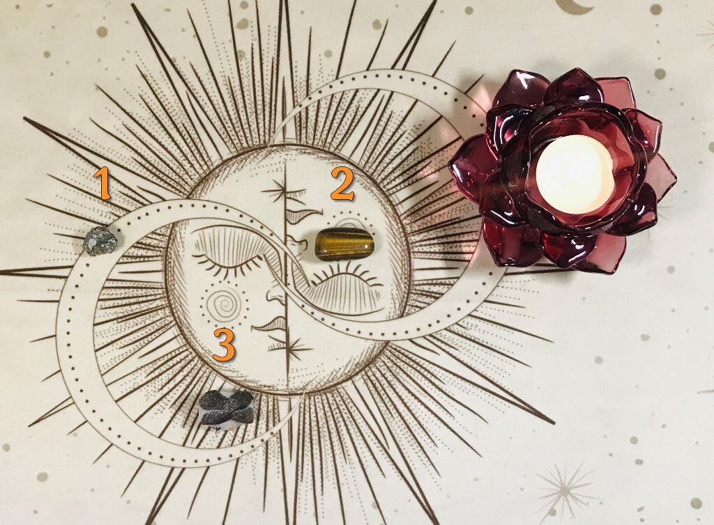 1. Пирит; 2. Тигровый глаз; 3. Ставролит