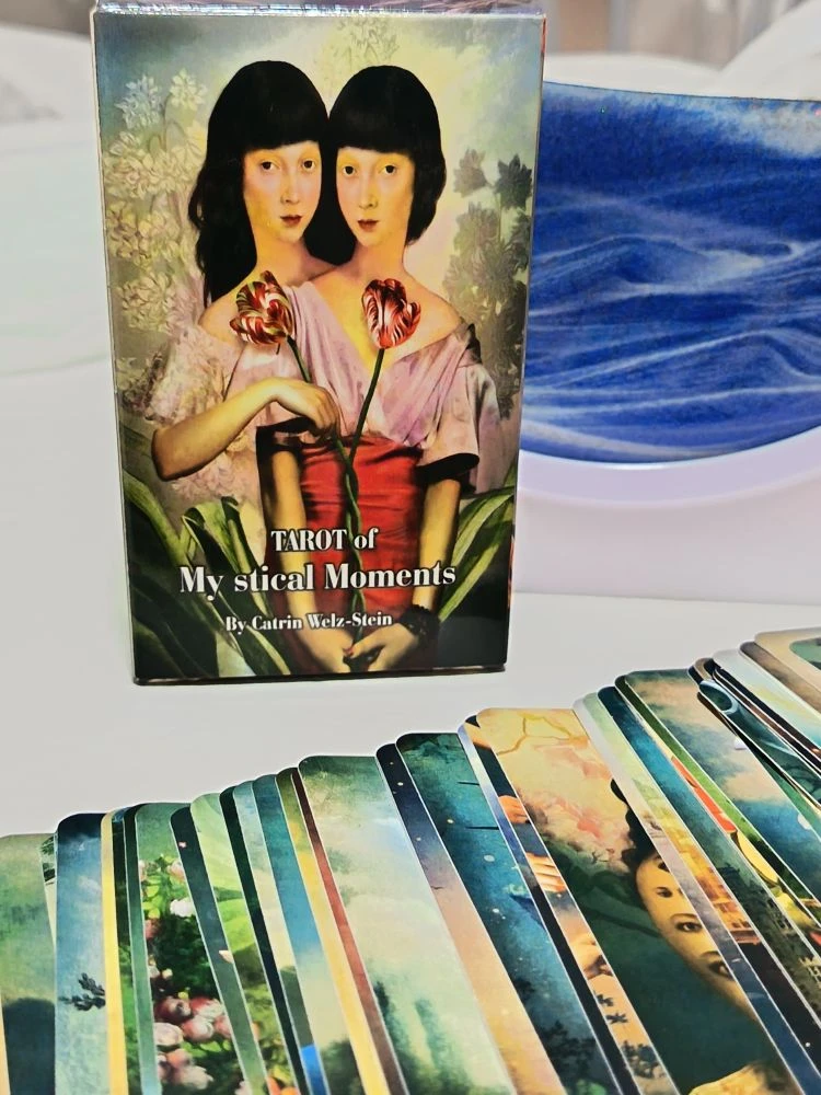 Так выглядит коробочка от карт (две сестры)