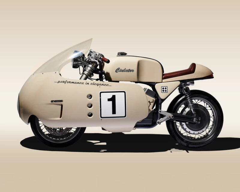 Гоночная версия оснащена 34-сильным бесщеточным двигателем постоянного тока, встроенным в ступицу колеса, который развивает максимальный крутящий момент в 258 фунт-футов