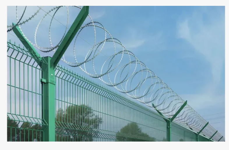 Вводятся новые правила установки заборов на дачных участках: что важно знать