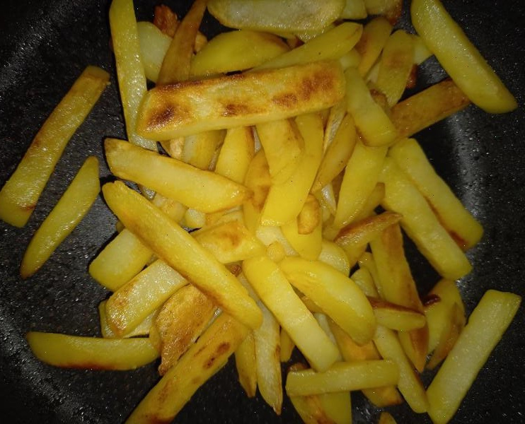 Позвольте мне никак не комментировать это фото. Вкусная картошка, румяная, золотистая - но нет, им макароны подавай