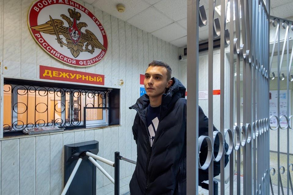    Ранее некоторым россиянам был заблокирован выезд из РФ из-за запуска реестра электронных повесток. Снять его можно лишь, явившись лично в военкомат Михаил ФРОЛОВ