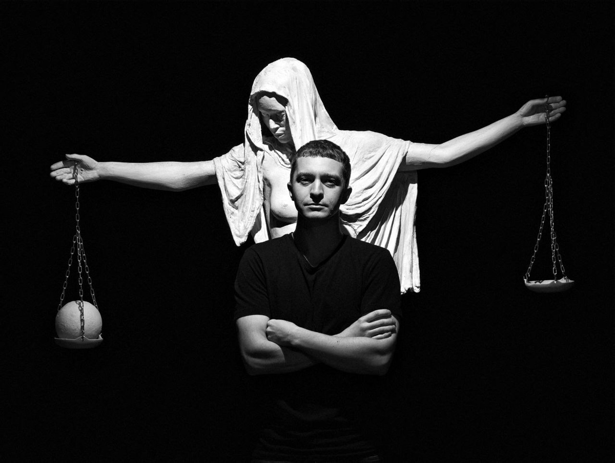 Валентин Колесник и скульптура «Последний миг»