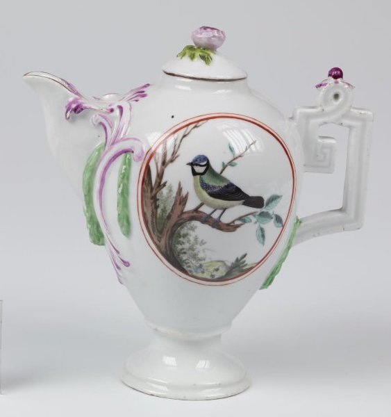 Чайник из «Собственного десертного» сервиза императрицы Елизаветы Петровны. Невская порцелиновая мануфактура, 1750-е годы – до 1762 года. ©Государственный Эрмитаж