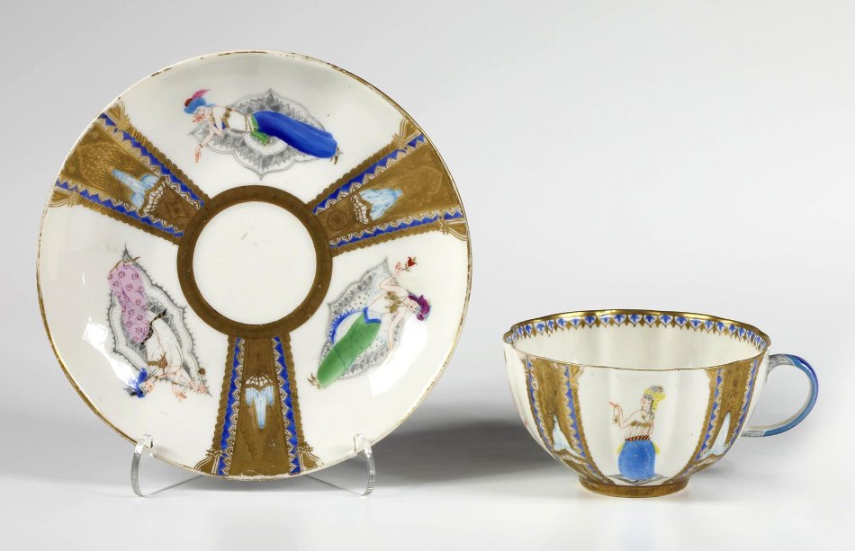 Чайная пара из сервиза: форма – «Тюльпан», роспись – «Бахчисарайский фонтан». Ленинградский фарфоровый завод имени М.В. Ломоносова, 1936 год. © Государственный Эрмитаж