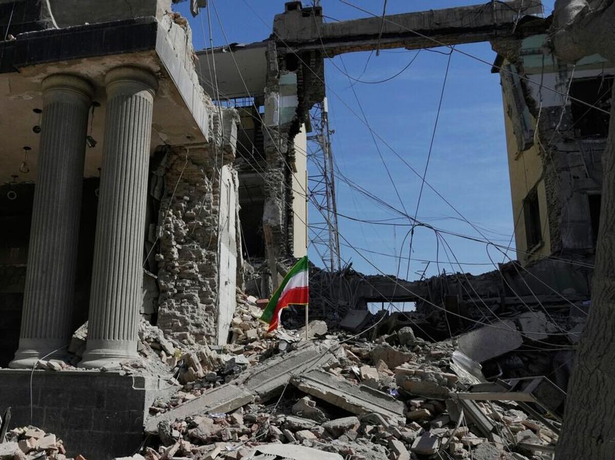    Иранский флаг на месте удара в Тегеране | © AP Photo / Vahid Salemi