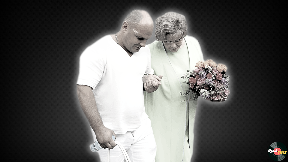 На фотографии: Эдита Пьеха с доктором 