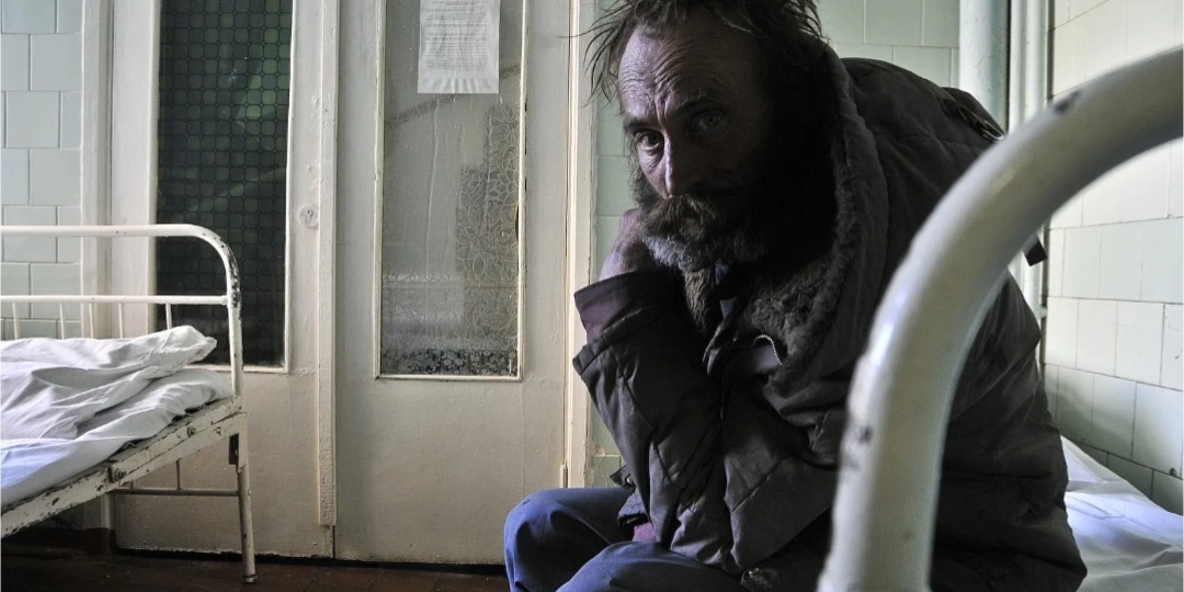 В больницу привезли оборванца. Никто не хотел возится с ним. Помогала ему только молодая медсестра Аня