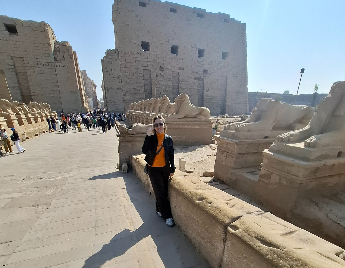 Автор канала в Египте. Фото начала 2026го, но я все еще здесь, в Египте :)