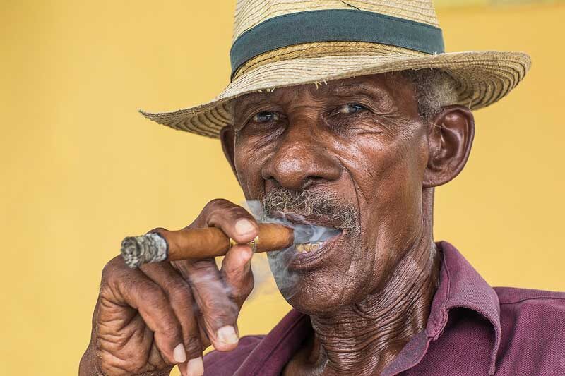 Кубинец с кубинской сигарой