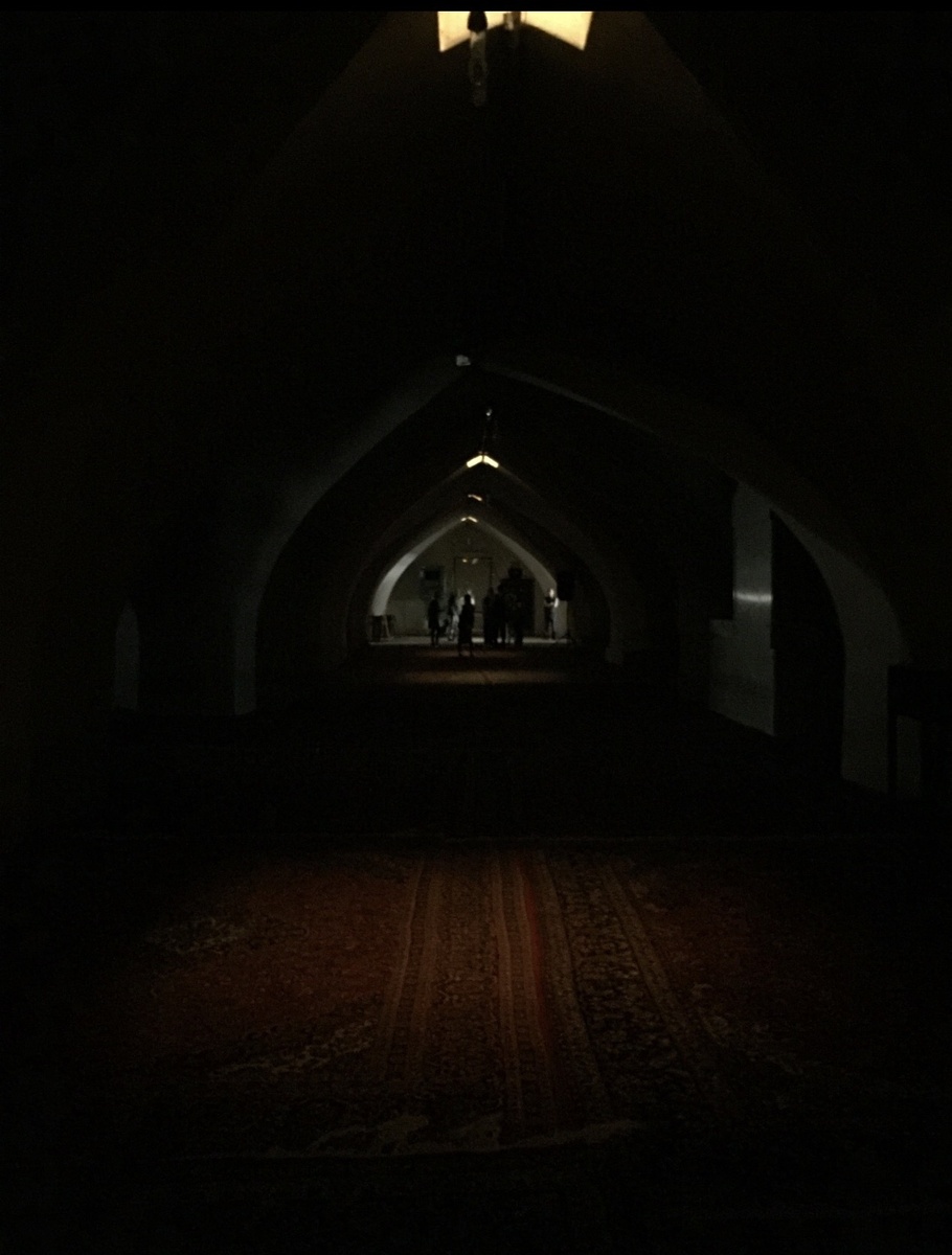 Подземный коридор одного из шабестанов под сводами Мечеть Атиг в Исфахане. Даже при включённых лампах здесь царит полумрак и удивительная прохлада.