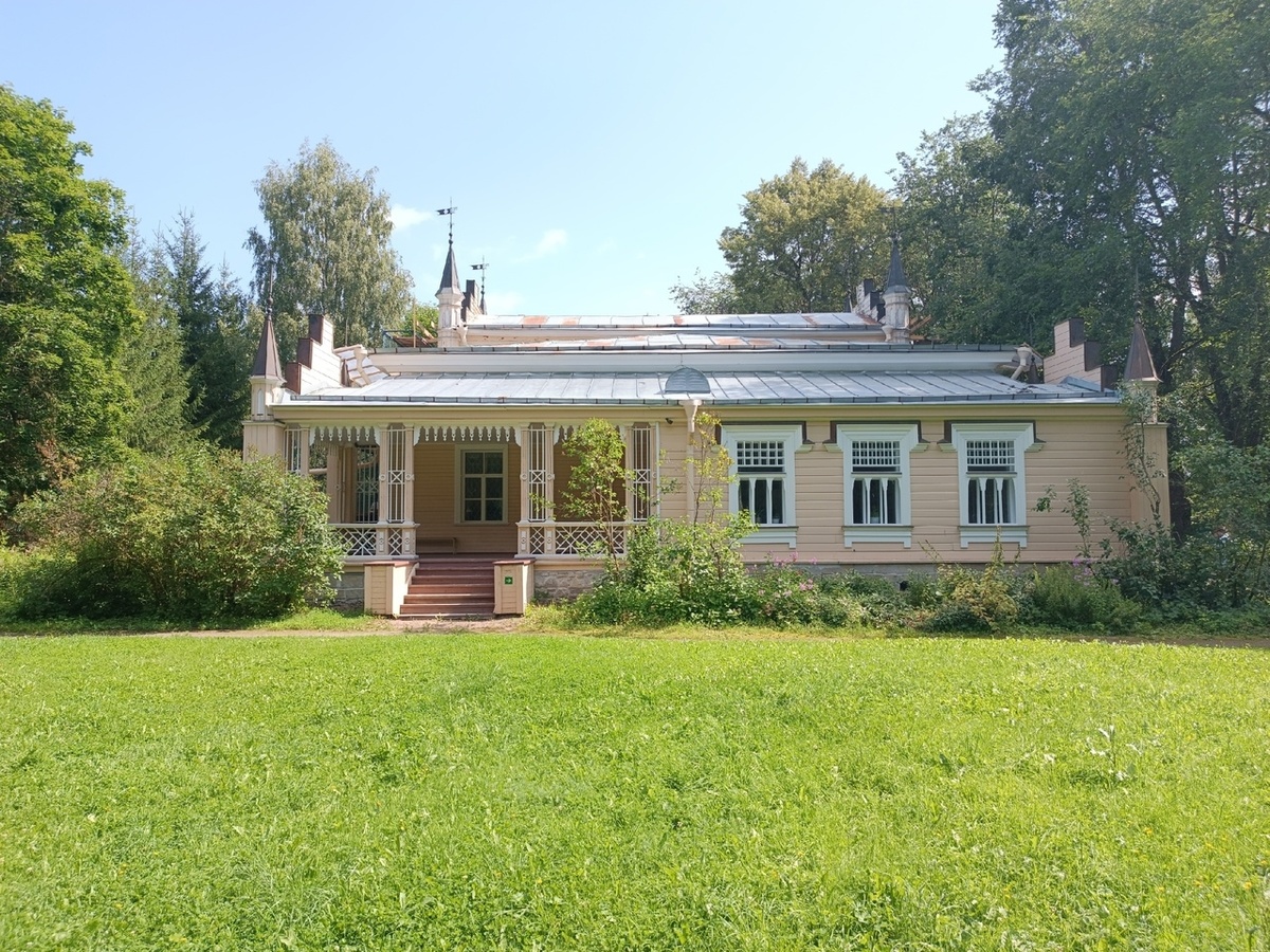 Главный усадебный дом.