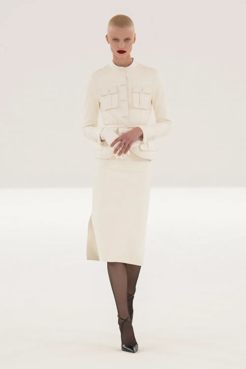    В лабораторных фэщн-условиях Хайдер Акерманн являет нам гибрид сафари-шика и офискора — получается белоснежный карго-жакет. И важно — носим перчатку только на одну руку Фото: Архивы пресс-служб